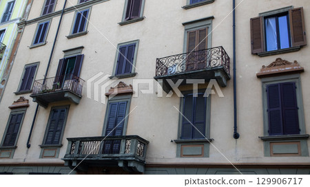 old building in the old town old building in the old town 129906717