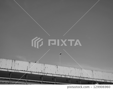 高速公路上的路燈和破損的跡象 129906960