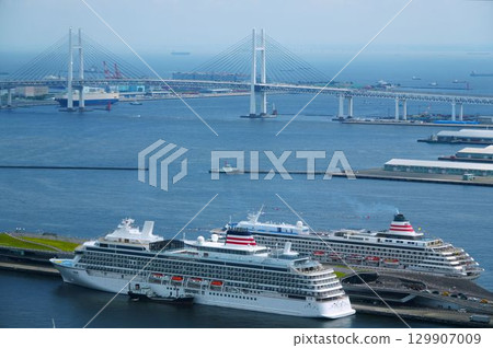 Osanbashi Pier and Bay Bridge, where luxury cruise ships are moored Osanbashi Pier and Bay Bridge, where luxury cruise ships are moored 129907009