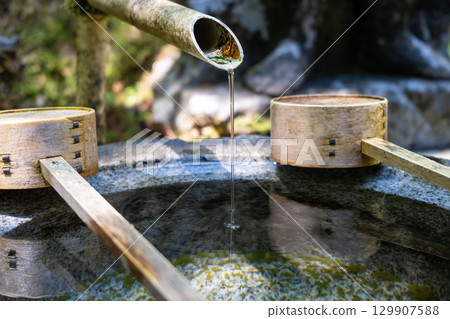 Hishaku ladle and chozuya fountain at Mitaki-Dera in Hiroshima Hishaku ladle and chozuya fountain at Mitaki-Dera in Hiroshima 129907588