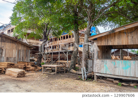 Traditional boat construction in Tana Beru, Sulawesi, Indonesia 129907606