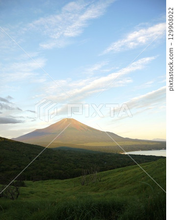 Mount Fuji in the summer with a beautiful sunrise 129908022