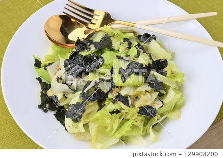 Choregi salad, a salad of lettuce, seaweed, sesame seeds, sesame oil and soy sauce dressing 129908200