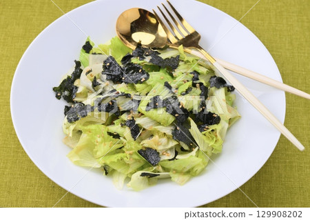 Choregi salad, a salad of lettuce, seaweed, sesame seeds, sesame oil and soy sauce dressing 129908202