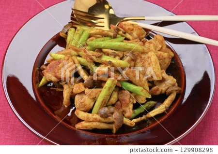 Curry-flavored chicken thighs, sauteed chicken, shimeji mushrooms, and asparagus. Curry-flavored chicken thighs, sauteed chicken, shimeji mushrooms, and asparagus. 129908298