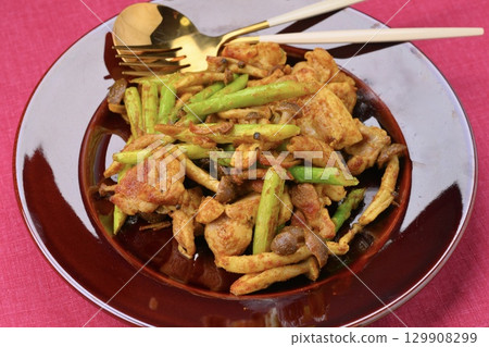 Curry-flavored chicken thighs, sauteed chicken, shimeji mushrooms, and asparagus. 129908299