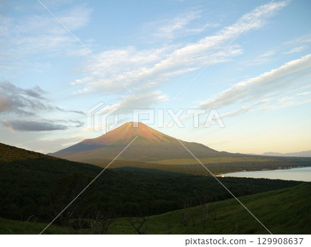 夏季富士山的日出非常美麗 129908637