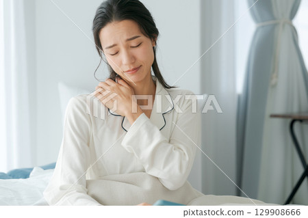 一位女士醒來後按摩肩膀 一位女士醒來後按摩肩膀 129908666