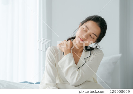 一位女士醒來後按摩肩膀 一位女士醒來後按摩肩膀 129908669