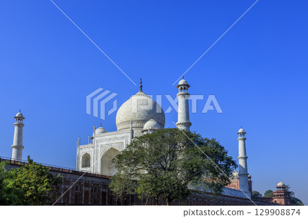 從泰姬陵亞穆納觀景台俯瞰泰姬陵 從泰姬陵亞穆納觀景台俯瞰泰姬陵 129908874