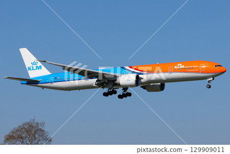 荷蘭皇家航空波音 777 彩虹色客機抵達成田機場 荷蘭皇家航空波音 777 彩虹色客機抵達成田機場 129909011