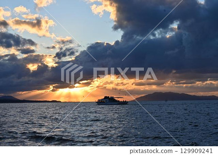 Sunset over Lake Shinji 129909241