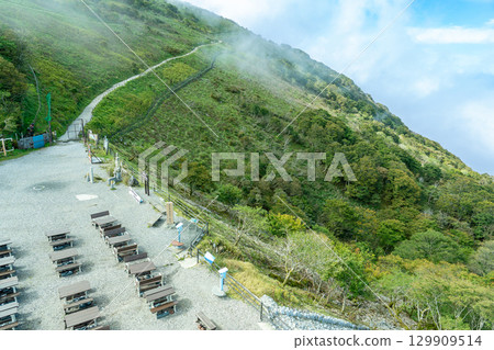 Sekigahara Town, Gifu Prefecture: The hiking trail from the Ibukiyama Driveway parking lot to the summit 129909514