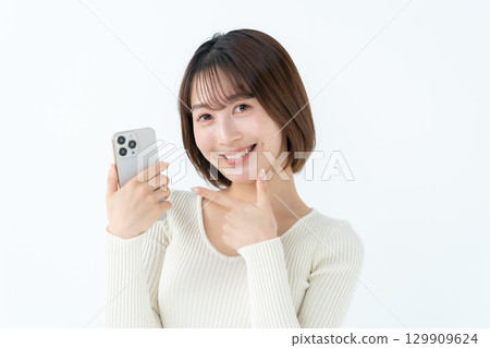 年輕女子，休閒，智慧型手機，指點 129909624