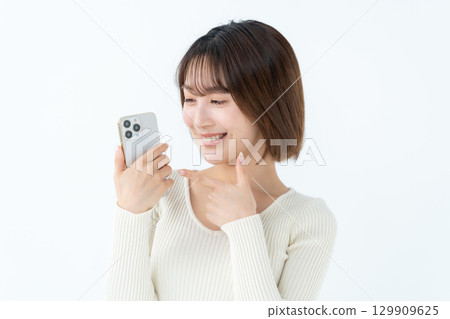 年輕女子，休閒，智慧型手機，指點 129909625