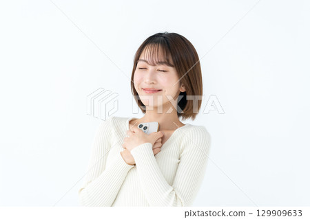 年輕女子，休閒，手持智慧型手機 129909633