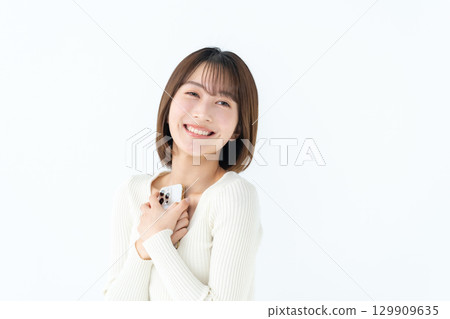 年輕女子，休閒，手持智慧型手機 129909635