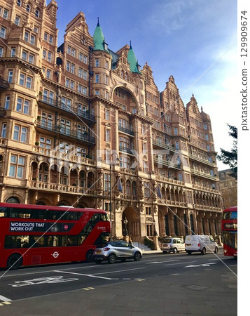英國倫敦的 Kimpton Fitzroy London 飯店與雙層巴士 129909674