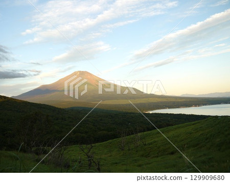 夏季富士山的日出非常美麗 129909680