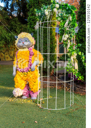 Cat made of chrysanthemums in a park at autumn Cat made of chrysanthemums in a park at autumn 129910142