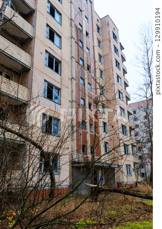 Old abandoned house in the ghost town Pripyat in Chernobyl Exclusion Zone, Ukraine 129910194