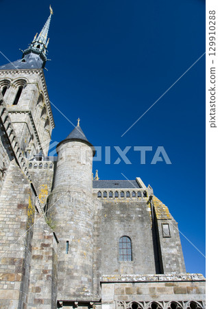 金色的守護天使,大天使米迦勒,在聖米歇爾山修道院的頂部閃耀 金色的守護天使,大天使米迦勒,在聖米歇爾山修道院的頂部閃耀 129910288