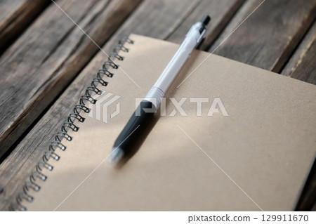 原子筆在活頁筆記本裡 原子筆在活頁筆記本裡 129911670