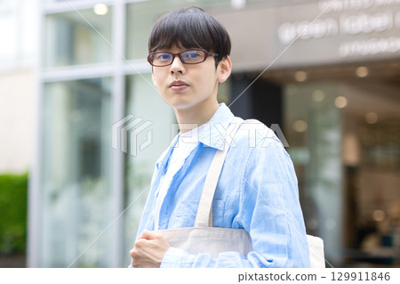 走在城市的年輕人 走在城市的年輕人 129911846