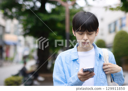 Young men walking in the city 129911850