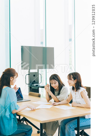 Female university students having a meeting 129912835