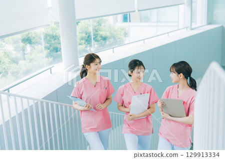 Three female nurses and nursing students Three female nurses and nursing students 129913334