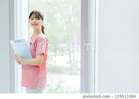 Smiling female nurse 129913369