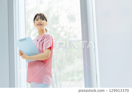 Smiling female nurse 129913370