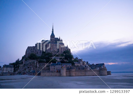 靜謐的清晨，欣賞聖米歇爾山的景色 129913397