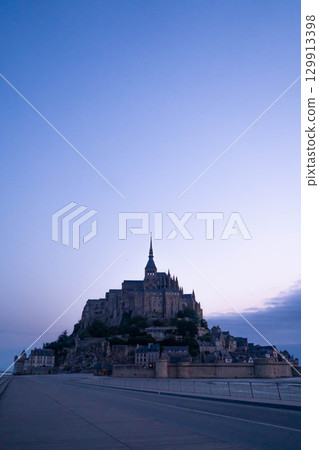 靜謐的清晨，欣賞聖米歇爾山的景色 129913398