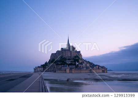 Silent morning view of Mont Saint-Michel 129913399