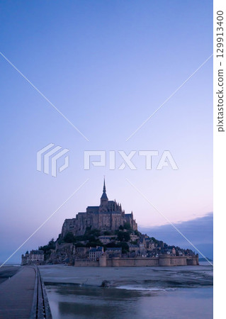 靜謐的清晨,欣賞聖米歇爾山的景色 靜謐的清晨,欣賞聖米歇爾山的景色 129913400