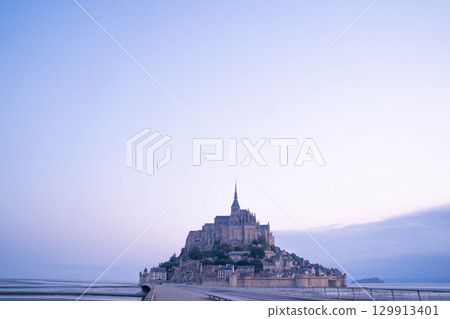 靜謐的清晨，欣賞聖米歇爾山的景色 129913401