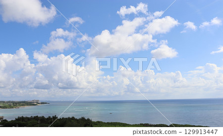 從沖繩縣讀著谷村殘波岬的蔚藍大海與廣闊天空 129913447
