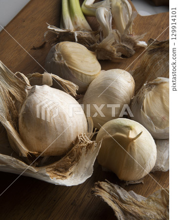 large garlic large garlic 129914101