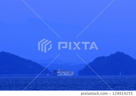 從豪華遊輪的對面可以看到縣界的橋樑和巍峨的龜森山（四國山脈）。 129914255