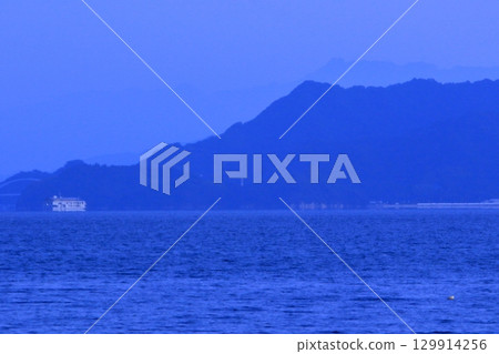 黃昏時分，一艘豪華遊輪緩緩駛過瀨戶內海 129914256