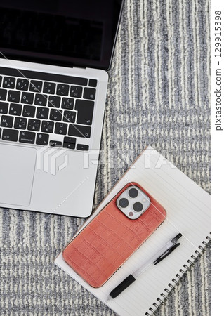 Telework image: laptop, smartphone, and writing implements 129915398