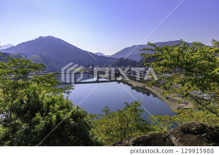 Beautiful scenery of the Hijikawa River and Mount Fuji seen from Ozu Castle Beautiful scenery of the Hijikawa River and Mount Fuji seen from Ozu Castle 129915988