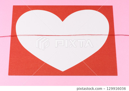 一顆心和一條紅線的形象 一顆心和一條紅線的形象 129916036