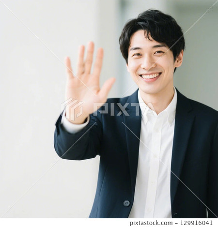 一位男士微笑著向你打招呼 129916041