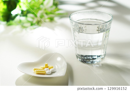 藥片和膠囊以及一杯礦泉水 藥片和膠囊以及一杯礦泉水 129916152