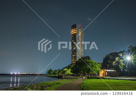 Night view of Nagisa Park on the shores of Lake Biwa, Otsu City Night view of Nagisa Park on the shores of Lake Biwa, Otsu City 129916416