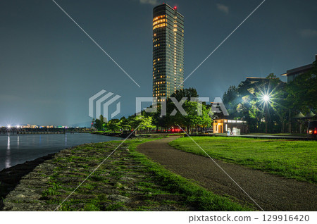 Night view of Lake Biwa, Otsu City 129916420