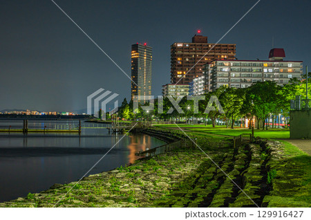 Night view of Lake Biwa, Otsu City 129916427